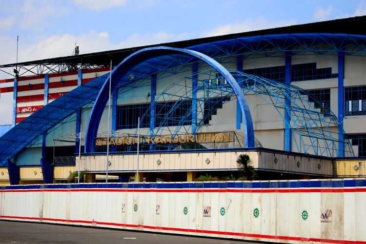 Depan pintu utama stadion sudah tertutup pembatas guna pengerjaan proyek renovasi dan revitalisasi pasca Tregedi Kanjuruhan di Stadion Kanjuruhan Kepanjen, Kabupaten Malang, Selasa (19/9/2023) siang.