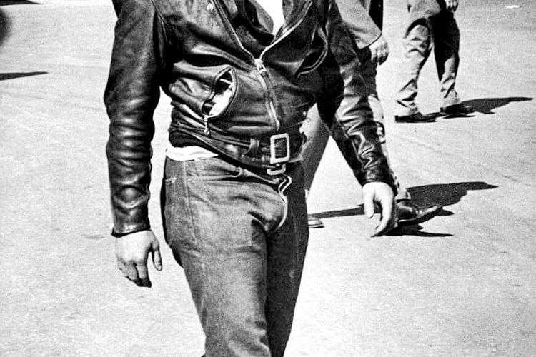 Marlon Brando mengenakan jaket kulit di film The Wild One