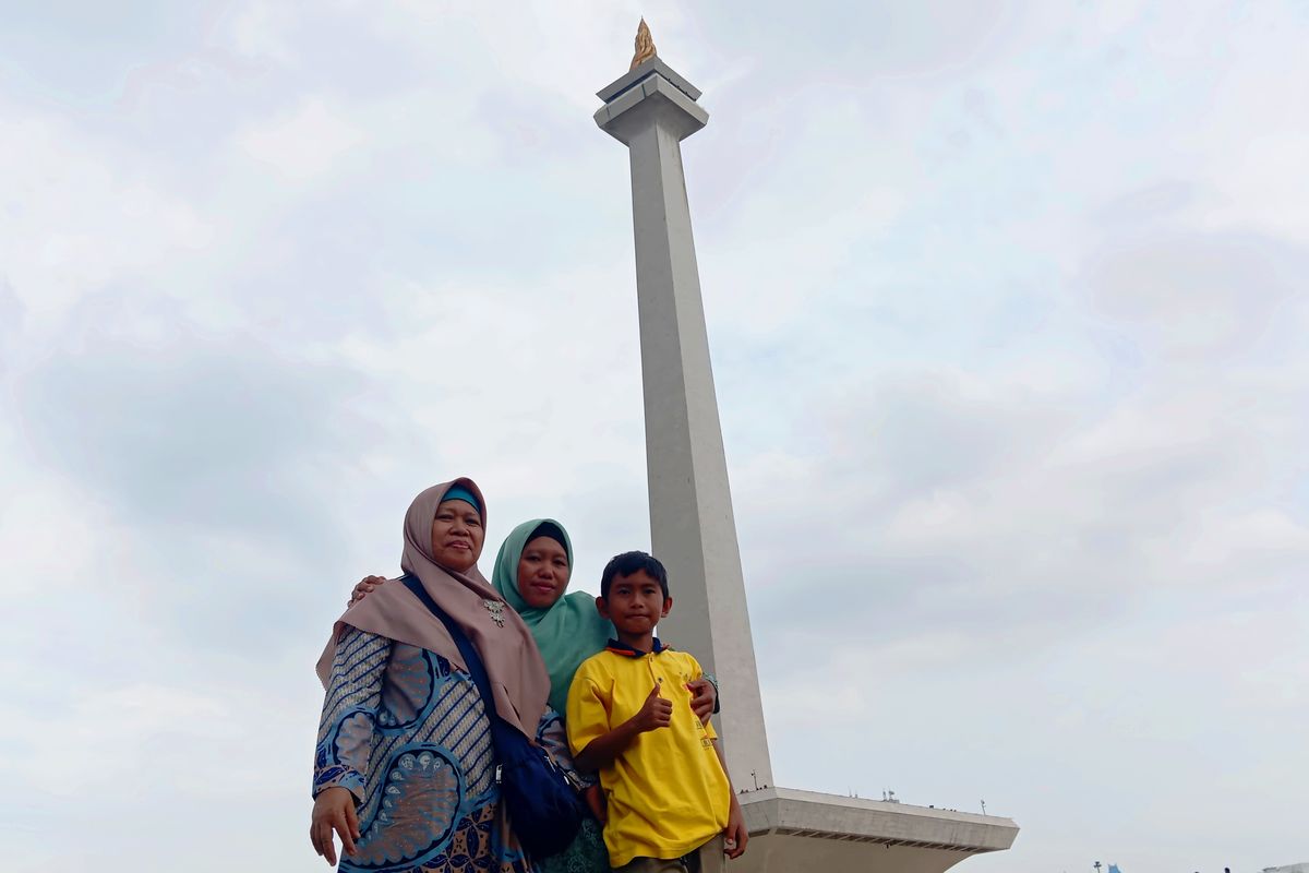 Bosan ke Ragunan, Nenek Asal Ciledug Ajak Cucu Main ke Monas Rayakan Tahun Baru