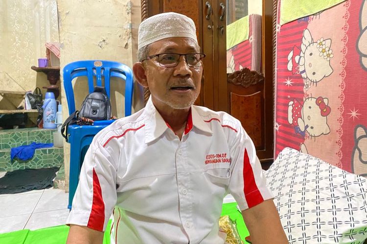 Ketua RT 005/RW 07, Pademangan Barat, Jakarta Utara, Cecep Suryono (59), saat ditemui Kompas.com di rumahnya pada Senin (27/3/2023).
