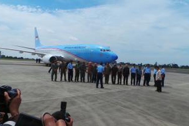 Pesawat jenis Boeing Business Jet 2 yang dipesan untuk pesawat Kepresidenan RI mendarat di Landasan Udara Halim Perdanakusuma, Jakarta Timur. Kamis (10/4/2014).