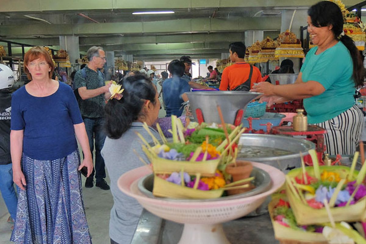 Wisatawan mengunjungi Pasar Badung, di Kota Denpasar, Bali, Minggu (24/2/2019). Pasar Badung yang direvitalisasi pasca kebakaran pada Februari 2016 tersebut diresmikan oleh Presiden Joko Widodo, Jumat (22/3/2019). 