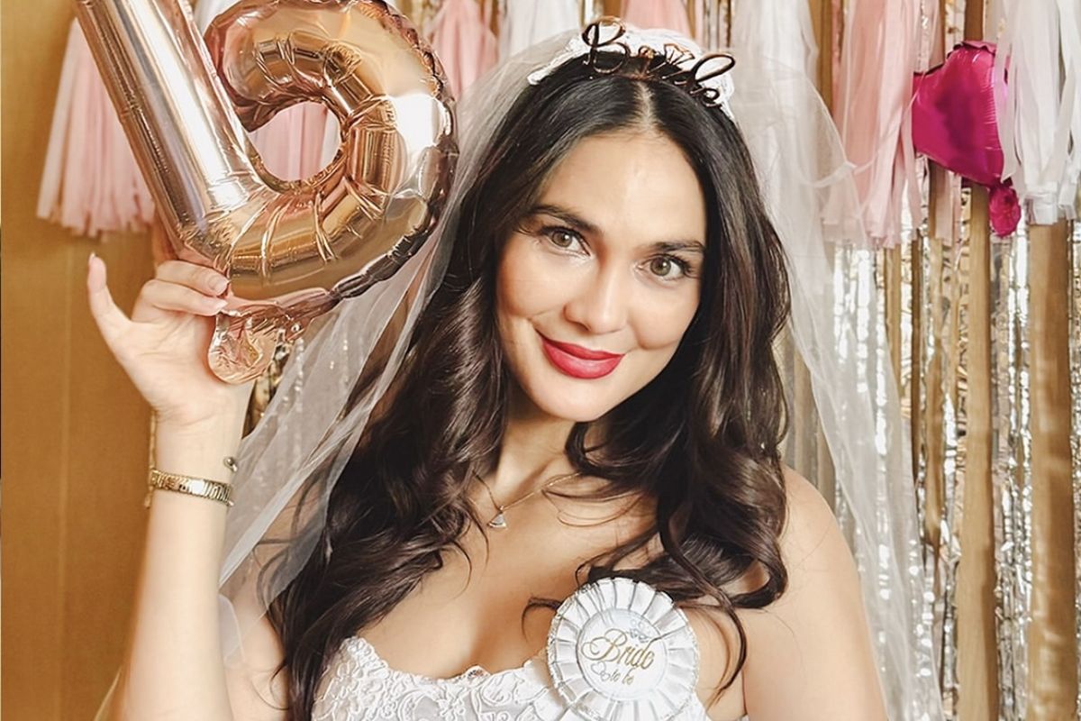 Gaya trendi Luna Maya dalam acara bridal shower-nya di Shanghai bersama para sahabatnya.