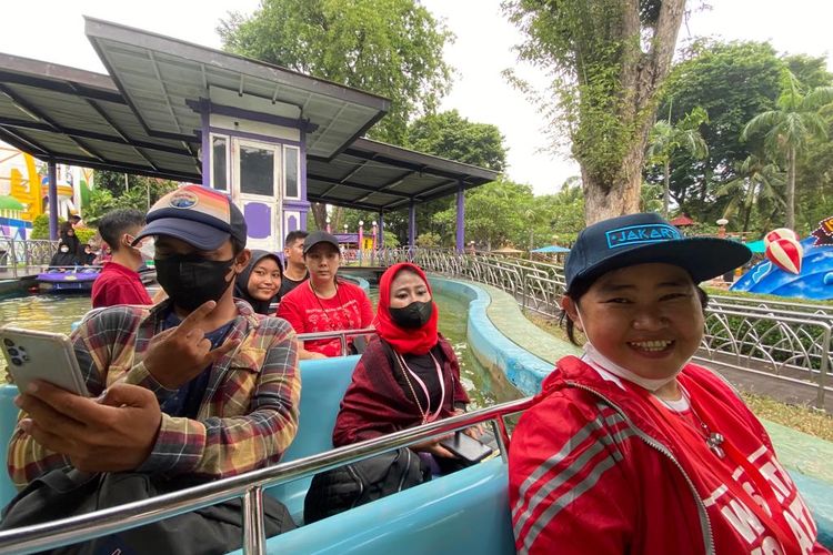 Penyandang disabilitas saat menaiki wahana Istana Boneka di Dufan, Ancol, Kamis (22/12/2022). 