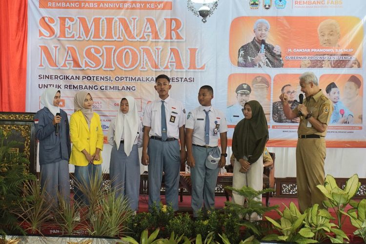 Gubernur Jawa Tengah, Ganjar Pranowo memberikan motivasi pada acara seminar di Pendopo Kabupaten Rembang, Senin (10/7/2023).