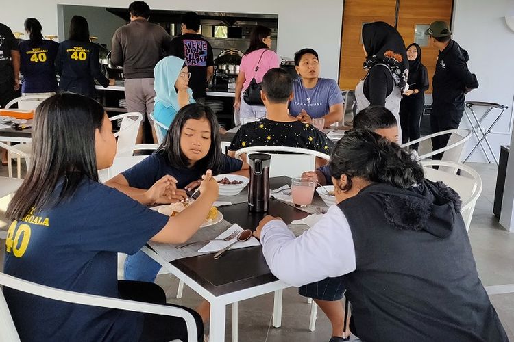 Suasana makan di restoran hotel Leuweung Geledegan Ecolodge Bogor, Minggu (8/12/2019). Hotel ini memiliki dua restoran di dalamnya.