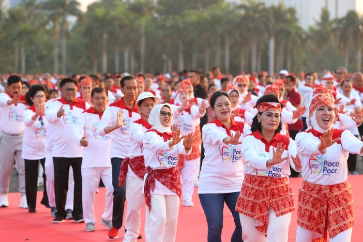 Menko PMK Puan Maharani mendampingi Presiden Jokowi saat memecahkan rekor  Guiness Book of Word Record di Monas, Minggu (5/8/2018)