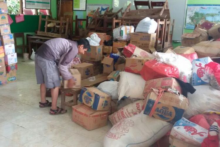 JADI GUDANG--Ruang kelas SDN Banaran, Kecamatan Pulung, Kabupaten Ponorogo dijadikan gudang penyimpanan logistik bantuan bahan makanan dari warga, Rabu (5/4/2017). Sementara aktifitas bejalar dipindahkan ke masjid lantaran khawatir bakal terjadi bencana tanah longsor susulan jangkauanya sampai ke sekolah. 