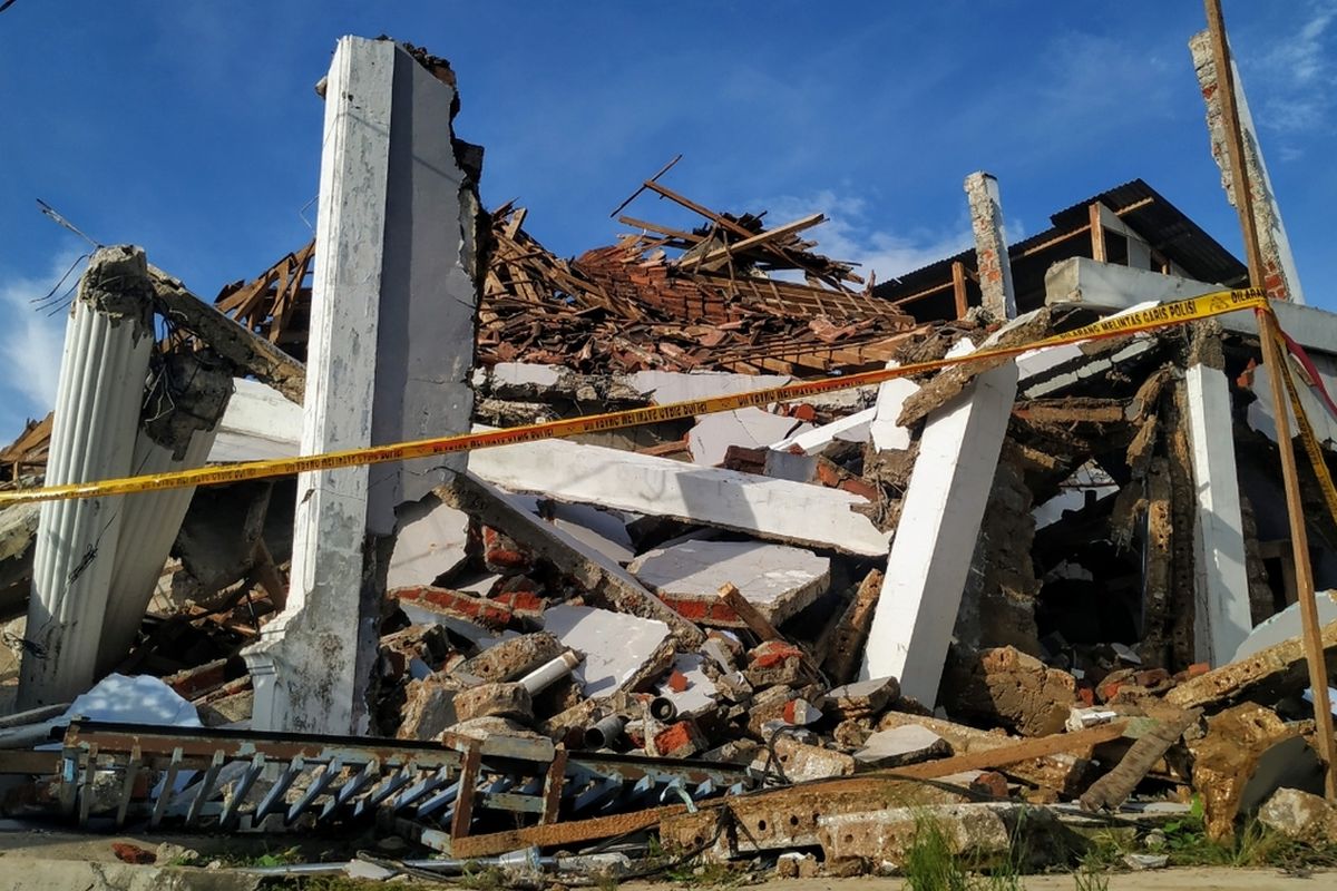 Salah satu bangunan rumah ambruk terdampak gempa magnitudo 5 di Desa Pulosari, Kecamatan Kalapanunggal, Sukabumi, Jawa Barat, Rabu (11/3/2020).