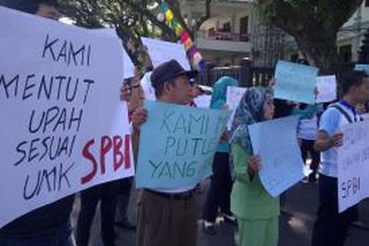 Puluhan karyawan dan perawat Rumah Sakit Manu Husada, Kota Malang gelar aksi. Mereka tak digaji dan dirumahkan tanpa ada alasan jelas. Selasa (31/3/2015).