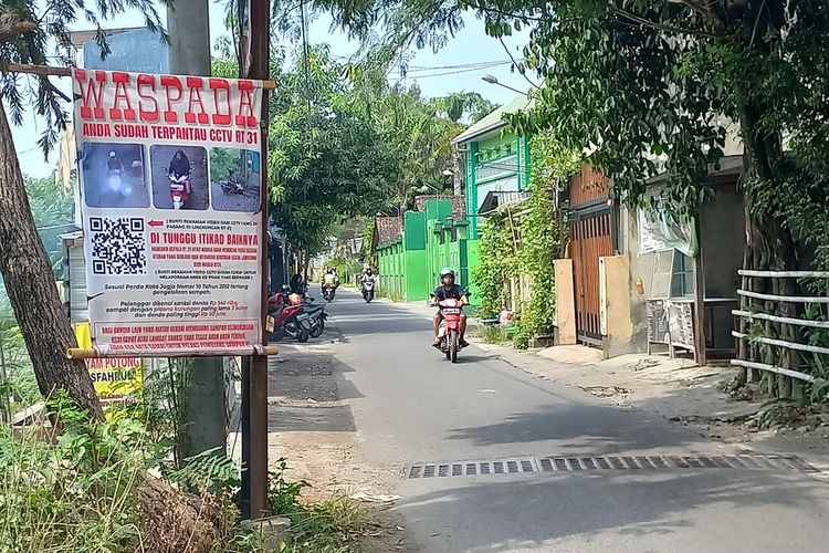 Banner di pasang di jalan wilayah Mendungan, Giwangan, Kota Yogyakarta, Kamis (13/6/2024)