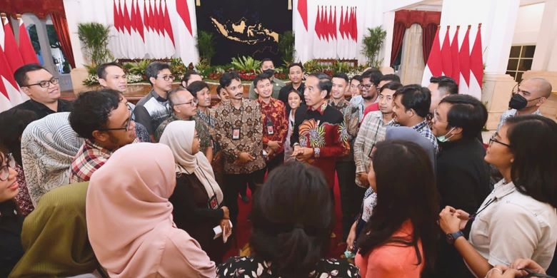 Presiden Joko Widodo saat berbincang santai dengan wartawan istana di Istana Negara, Selasa (10/1/2023).