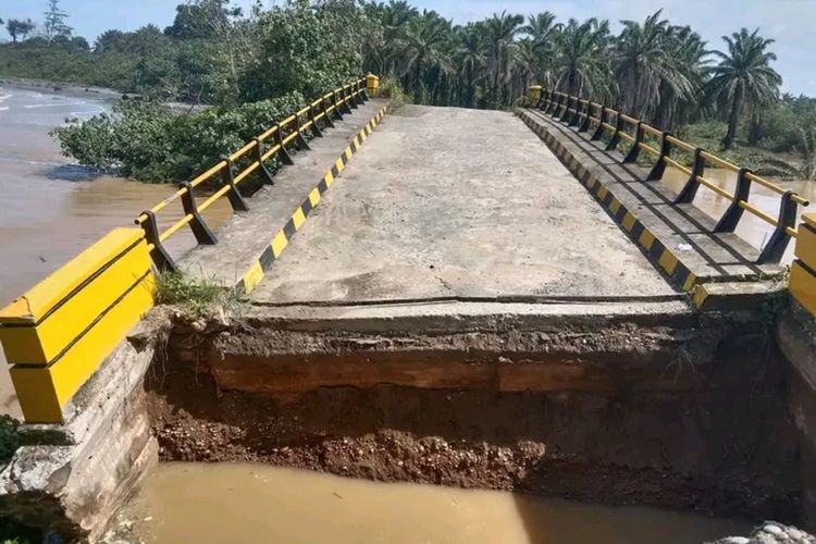 Sejumlah jembatan rusak di Bengkulu akibat bencana banjir yang menerjang seluruh wilayah itu.