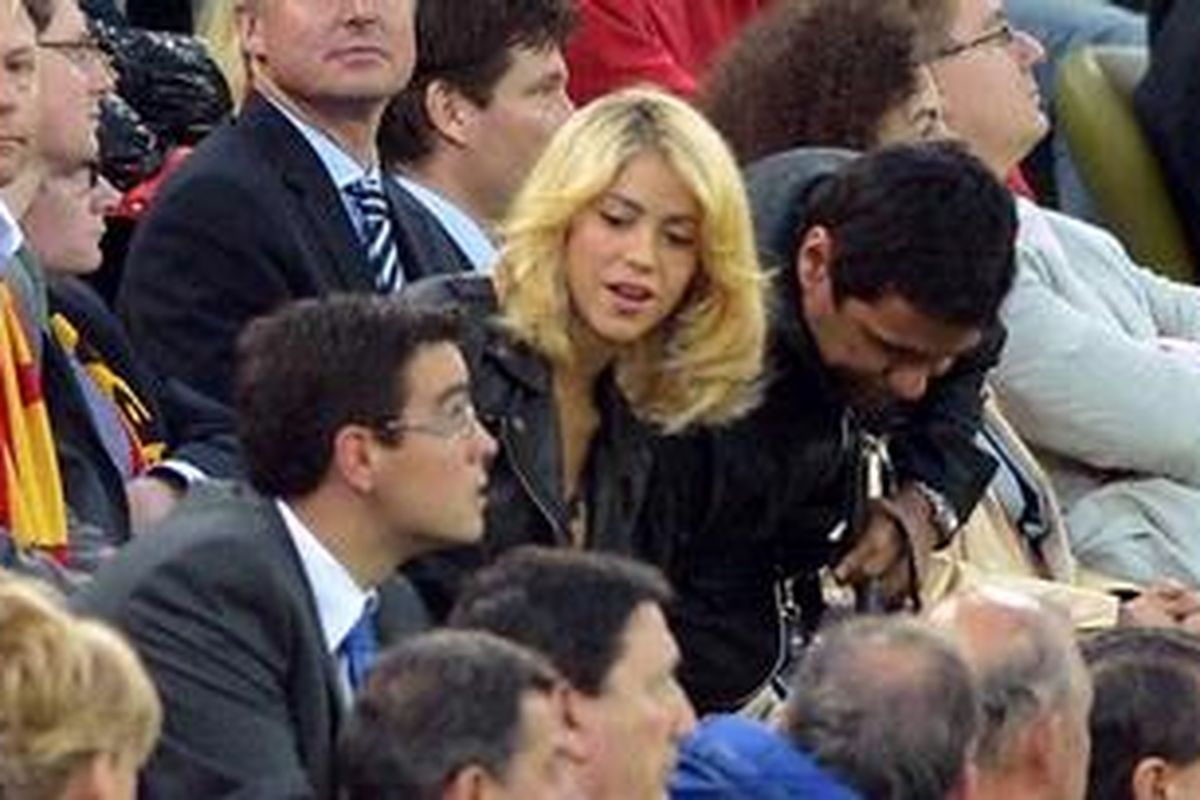 Penyanyi asal Kolombia, Shakira (tengah), datang ke Stadion Gdansk Arena untuk mendukung pacarnya yang juga bek Spanyol, Gerard Pique, saat melawan Irlandia pada pertandingan Grup C, Kamis (14/6/2012). (AFP/PATRIK STOLLARZ)