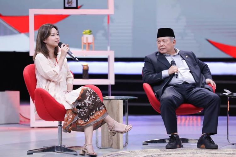 Anggota Dewan Perwakilan Rakyat (DPR) RI Prof. Dr. Hendrawan Supratikno, peneliti vaksin Astrazeneca sekaligus Ikon Prestasi Pancasila 2021 Carina Joe dalam Seminar Pancasila 2022. 

