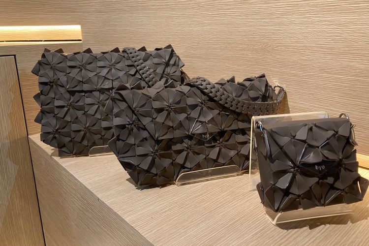 Koleksi Alchemy dari BYO, jenama tas lokal yang terinspirasi dari kesukaan Tommy akan fiksi ilmiah, di brightspotCITY di Agora Mall, Jakarta Pusat, Selasa (26/5/2026).