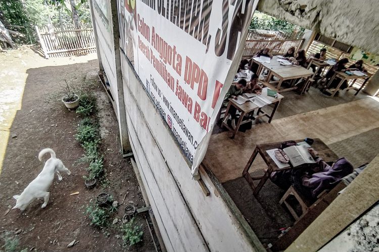 Sejumlah siswa di SD IT Permata, Desa Mandalamukti, Kecamatan Cikalongwetan, Kabupaten Bandung Barat (KBB), Jawa Barat terpaksa belajar di sebuah bangunan setengah jadi berdinding spanduk bekas, Jumat (21/7/2023).