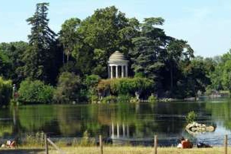 Lac Daumesnil di Tenggara Paris yang diajukan sebagai salah satu lokasi taman untuk para kaum yang gemar telanjang di depan umum.