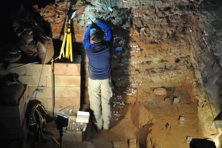 Penelitian di gua Wonderwerk, Afrika Selatan membuktikan manusia purba menggunakan api 900.000 tahun lalu