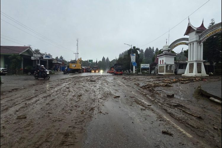 Banjir Bandang Solok Tutup Jalan Nasional Sepanjang 150 Meter