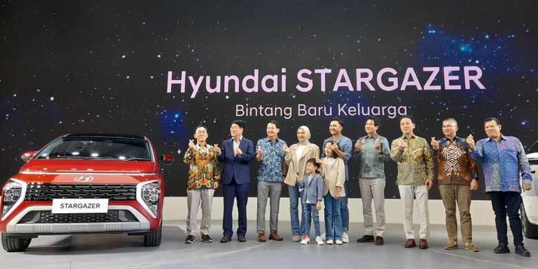 Hyundai Stargazer meluncur di GIIAS 2022, didampingi eksekutif PT Hyundai Motors Indonesia dan duta merek Ananda Omesh.
