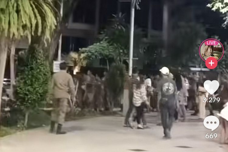 Kericuhan Satpol PP Surabaya dengan asongan di Taman Bungkul, Minggu (21/7/2024).