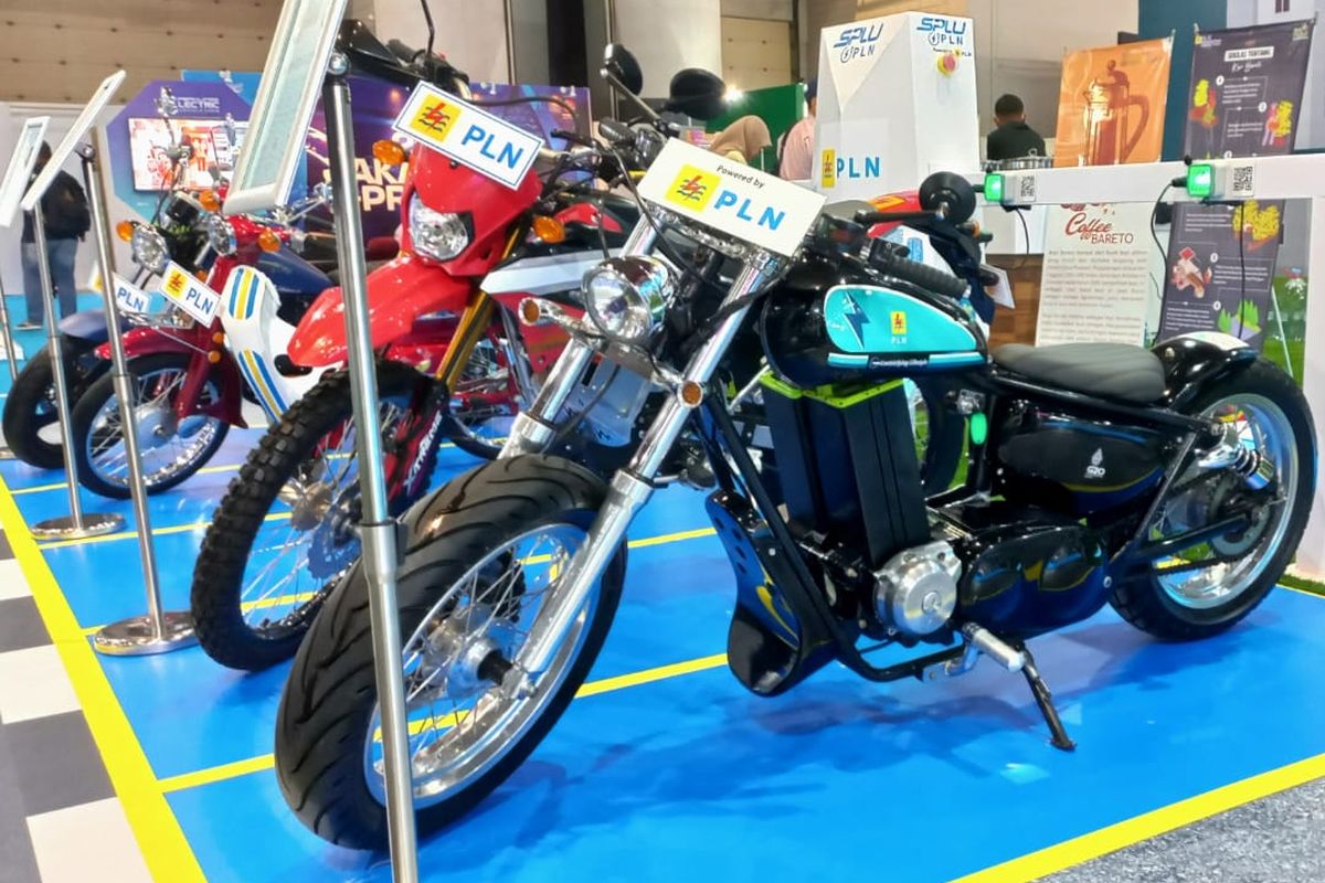 Deretan motor konversi yang dipajang di booth PLN pada Periklindo Electric Vehicle Show (PEVS) 2023