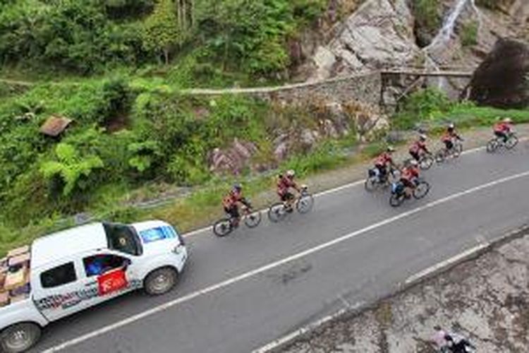 Mobil logistik Isuzu D-Max mengiringi tim Kompas Jelajah Sepeda Manado-Makassar, Kamis (28/8/2014). Etape kesebelas jelajah sepeda menempuh jarak 65 kilometer dari Palopo menuju Rantepao, Sulawesi Selatan.