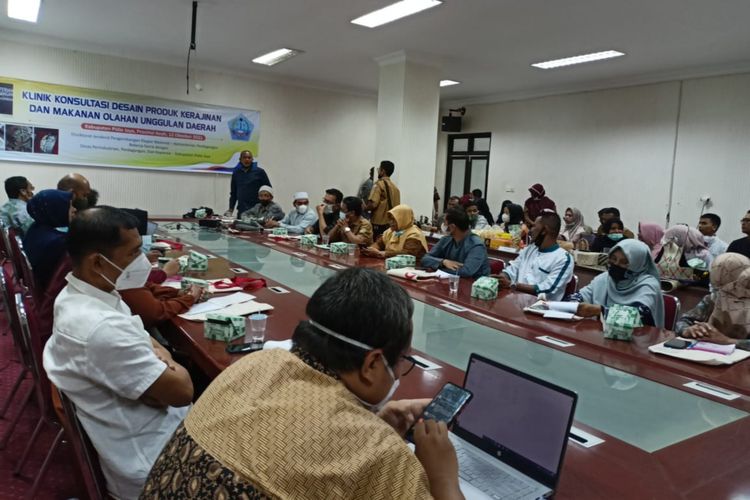 Direktorat Pengembangan Produk Ekspor Kemendag bekerja sama dengan pemerintah Kabupaten Pidie Jaya menyelenggarakan klinik desain sebagai program unggulan Indonesia Desain Development Center (IDDC) untuk para pelaku usaha kecil dan menengah (UKM) Aceh di Kabupaten Pidie Jaya, Provinsi Aceh, Selasa (12/10/2021). 