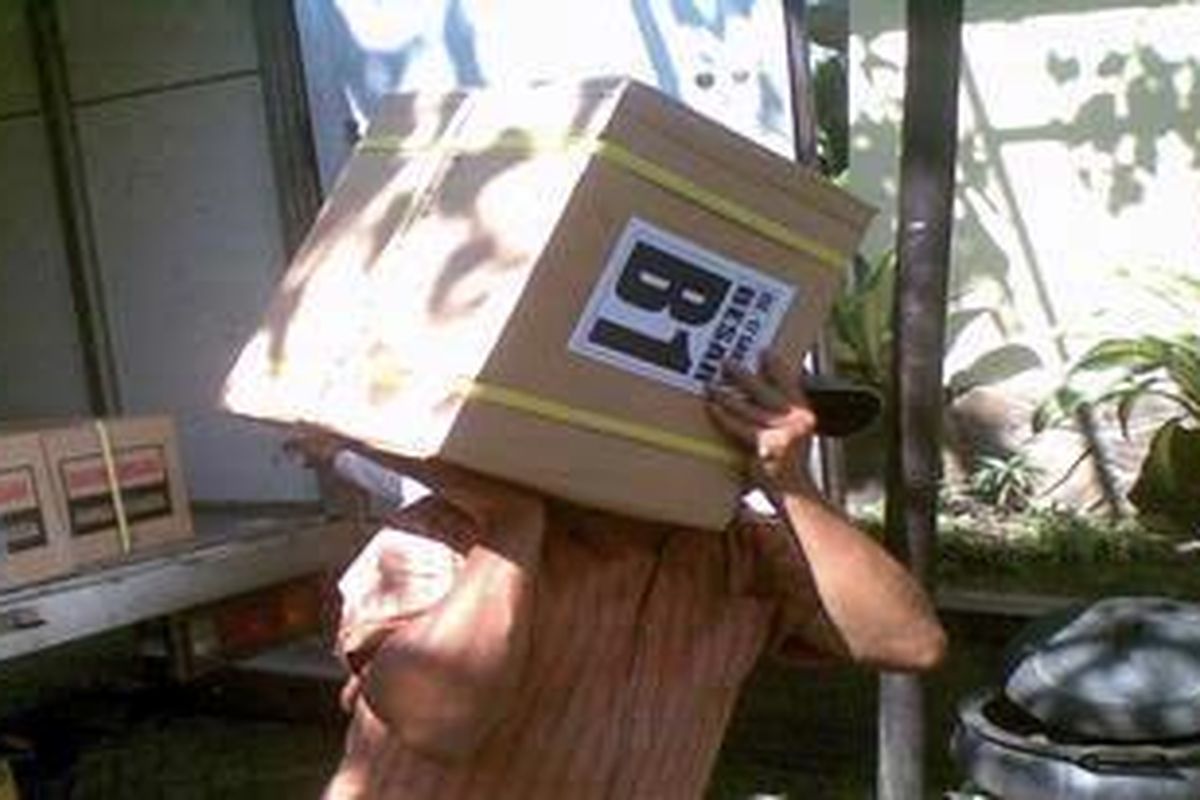 Seorang pekerja tengah memindah boks-boks material ujian nasional dari mobil penjemput ke dalam aula Mapolres Kediri, Rabu (4/5/2011)