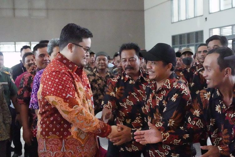 Bupati Kediri Hanindhito Himawan Pramana naikkan insentif bulanan ketua rukun tetangga (RT) dan rukun warga (RW) di Kabupaten Kediri, Jawa Timur, pada 2024. 