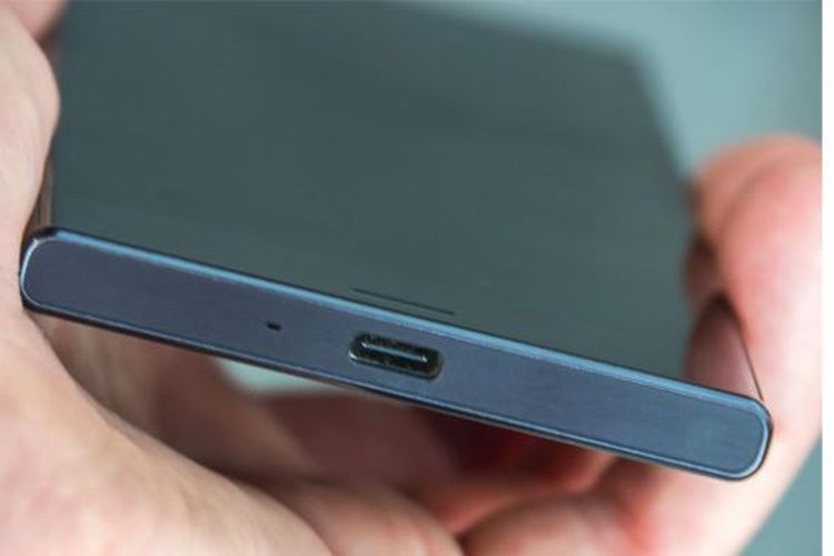 Sony Xperia XZ memiliki layar 5,2 inci, prosesor Snapdragon 820, RAM 3 GB, serta kamera 23 megapiksel (belakang) dan 13 megapiksel (depan).