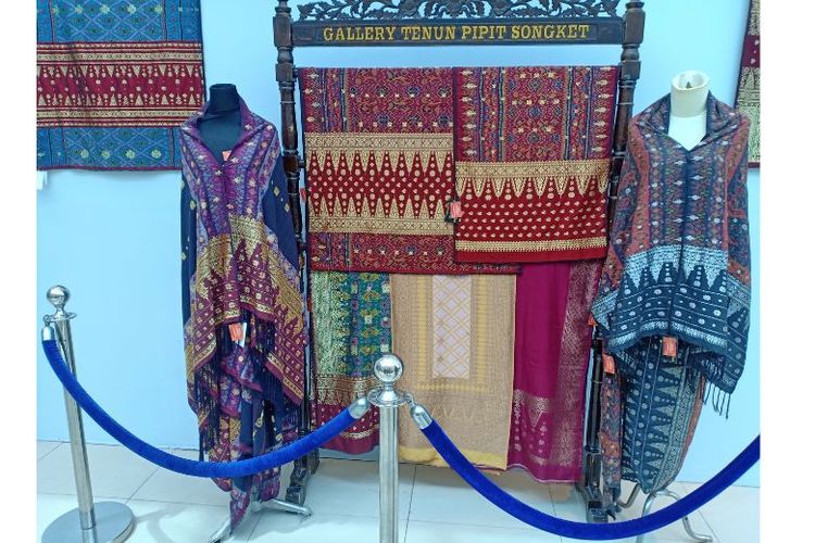 Galeri songket khas Sumsel di SMB II Palembang. 