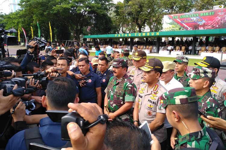 Kapolri Jenderal Idham Aziz didampingi Panglima TNI Marsekal Hadi Tjahjanto menyebutkan untuk operasi pengamanan Natal 2019 dan Tahun Baru 2020 melibatkan 120 ribu personel TNI dan Polri.