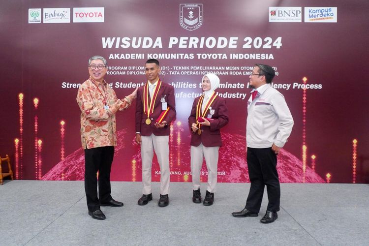 Toyota Indonesia Academy (TIA) Kembali Wisuda 72 Mahasiswa --- Presiden Direktur PT Toyota Motor Manufacturing Indonesia (TMMIN) Nandi Julyanto yang juga menjabat  sebagai Ketua Dewan Pembinan Yayasan Toyota Indonesia Academy (TIA) didampingi Direktur TIA Edy Susilo tengah berbincang dengan para mahasiwa lulusan terbaik TIA untuk program studi D2 jurusan TOPKR dan D1 Teknik Pemeliharaan Mesin Otomasi (TPMO), di sela acara wisuda TIA untuk program studi D2 TOPKR dan D1 TPMO di TIA Building TMMIN Plant 3 Karawang, Jawa Barat, Kamis (29/08). Sejak didirikan pada 2016, TIA hingga kini berhasil mencetak 327 SDM yang berkarya di TMMIN maupun rantai pasok industri otomotif nasional. Keberadaan lulusan TIA yang kompeten dan bersertfikasi diharapkan mampu bersaing menjawab tantangan industri dan selalu berada di depan perubahan teknologi.