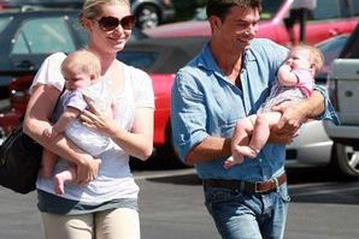 Rebecca Romijn dan suaminya, Jerry O'Connell, bersama putri kembarnya.