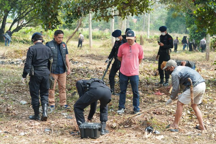 Polda Jabar lakukam penyisiran ulang saat olah TKP pembunuhan ibu dan anak di Subang, Selasa (24/10/2023).