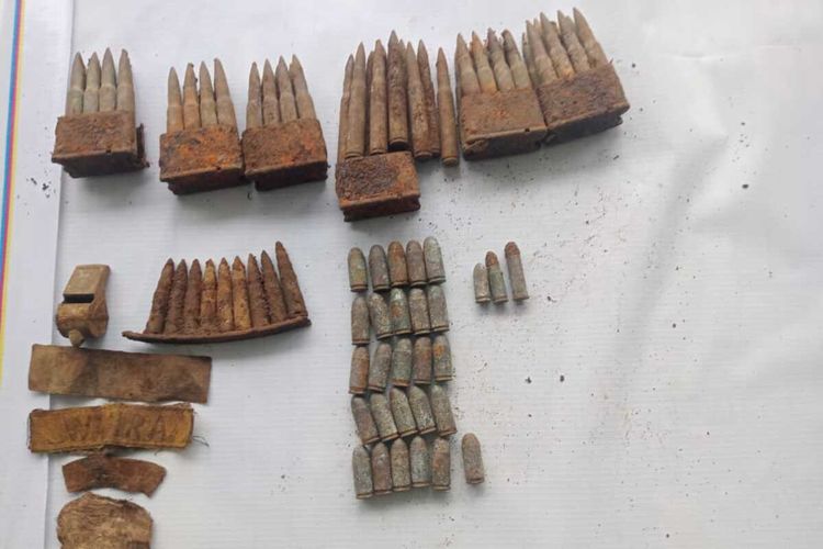 Puluhan amunisi senjata api ditemukan di area perkebunan, Desa Pangradin, Kecamatan Jasinga, Kabupaten Bogor, Jawa Barat. Benda-benda berbahaya ini ditemukan oleh warga yang sedang menggali tanah, Jumat (27/10/2023).
