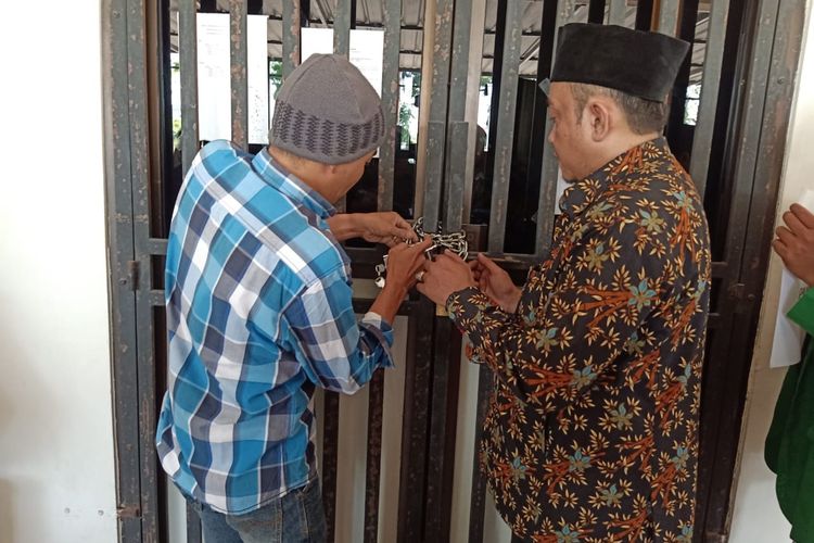 Pintu kantor yayasan kampus Unsuri disegel pendemo, Senin (8/7/2019) 