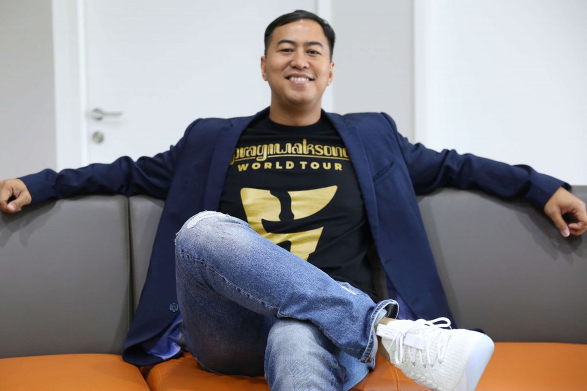 Pandji Pragiwaksono berpose usai wawancara promosi tur dunia ketiganya, Pragiwaksono Stand Up World Tour 2018, di Menara Kompas, Jalan Palmerah Selatan, Jakarta Pusat, Selasa (22/5/2018). Pandji akan memulai tur dunianya di Manila, Filipina, pada 28 Juli 2018, kemudian ke Shanghai dan Guangzhou di China, Dusseldorf dan Nuremberg di Jerman, Amsterdam di Belanda, dan Jakarta.