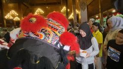 Ketika Barongsai Berbagi Takjil, Solo Mengajarkan Arti Hidup Berdampingan