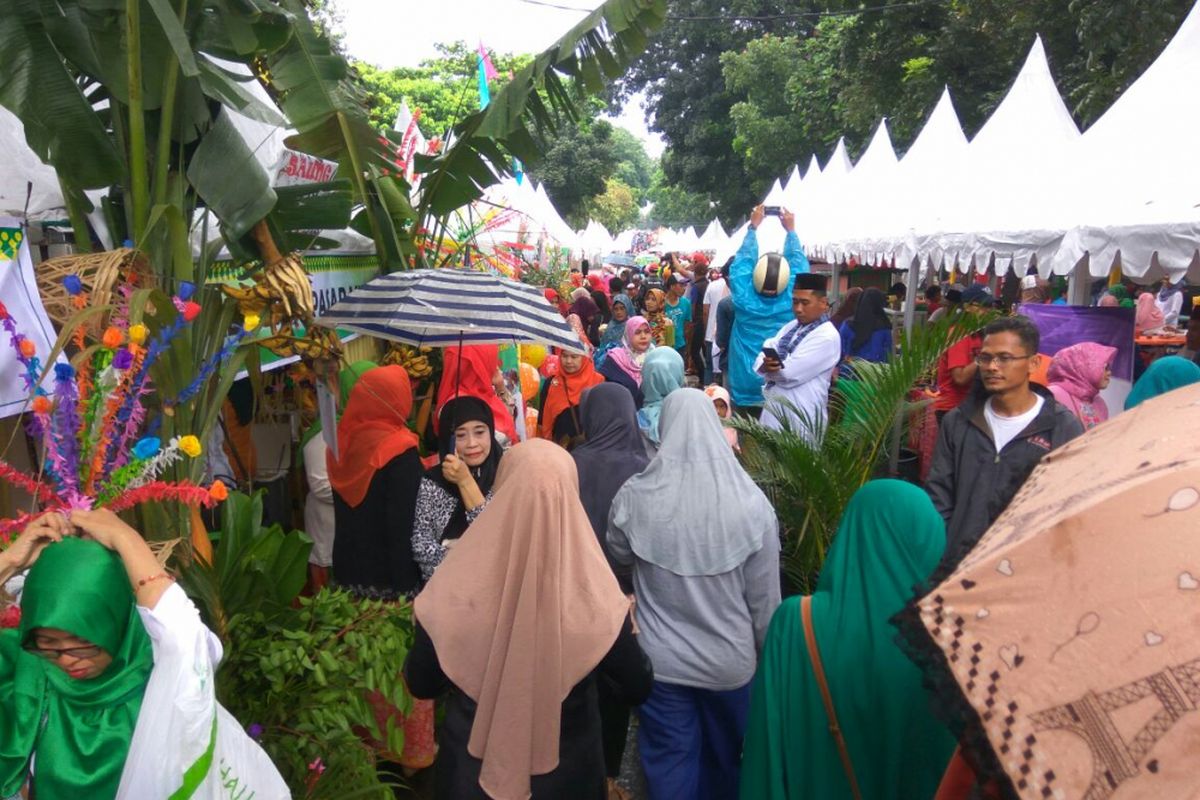 Suasana keramaian Festival Bongsang di Jalan Raya Ragunan Jati Padang, Pasar Minggu, Jakarta Selatan, Sabtu (24/3/2018).