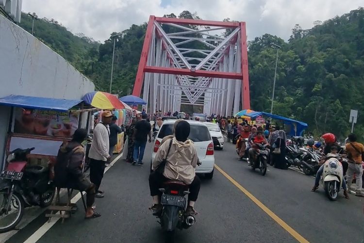 Jembatan Gladak Perak Lumajang yang ramai wisatawan, Minggu (23/4/2023).