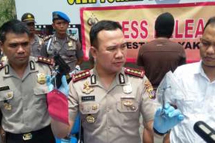 Kapolresta Yogyakarta, Kombes Pol Tommy Wibisono saat menunjukan Air Gun jenis pistol yang digunakan KAR
