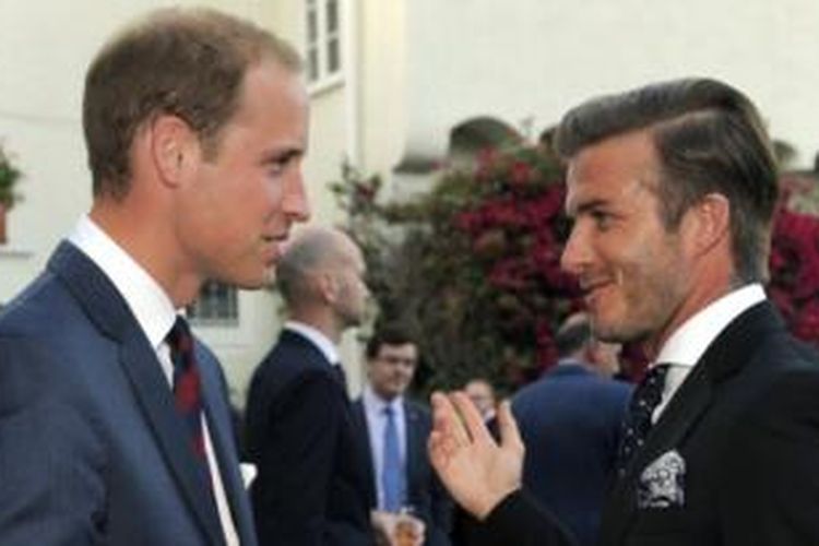 Mantan bintang sepak bola Inggris, David Beckham (kanan), dan Pangeran William.