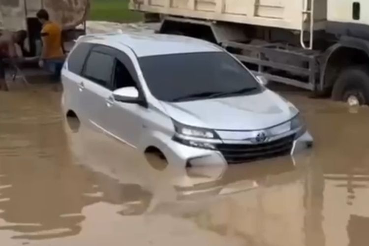 Diduga Keracunan AC Saat Mobil Terjebak Banjir di Rokan Hulu, Anak 9 Tahun Meninggal
