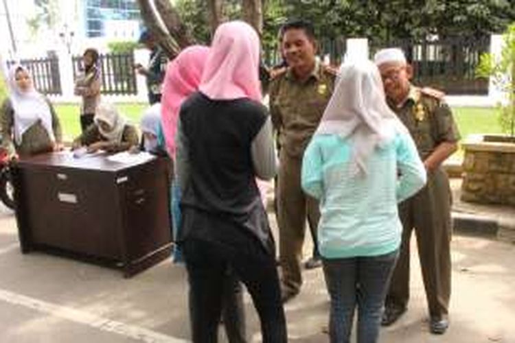 Puluhan wanita dan pria yang mengenakan celanan ketat dan celanan pendek terjaring razia petugas Waliyatul Hisbah (WH) atau Polisi Syariah Kota Lhokseumawe, Rabu (25/5/2016).