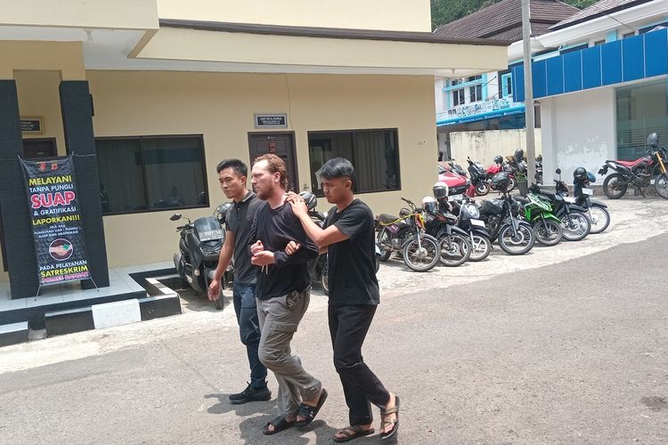 Seorang WNA asal Amerika Serikat, Arthur Leigh Welohr menjadi tersangka pembunuhan mertua di Kota Banjar, Jawa Barat, Senin (25/9/2023). Kini dia menjalani pemeriksaan di Mapolres Banjar