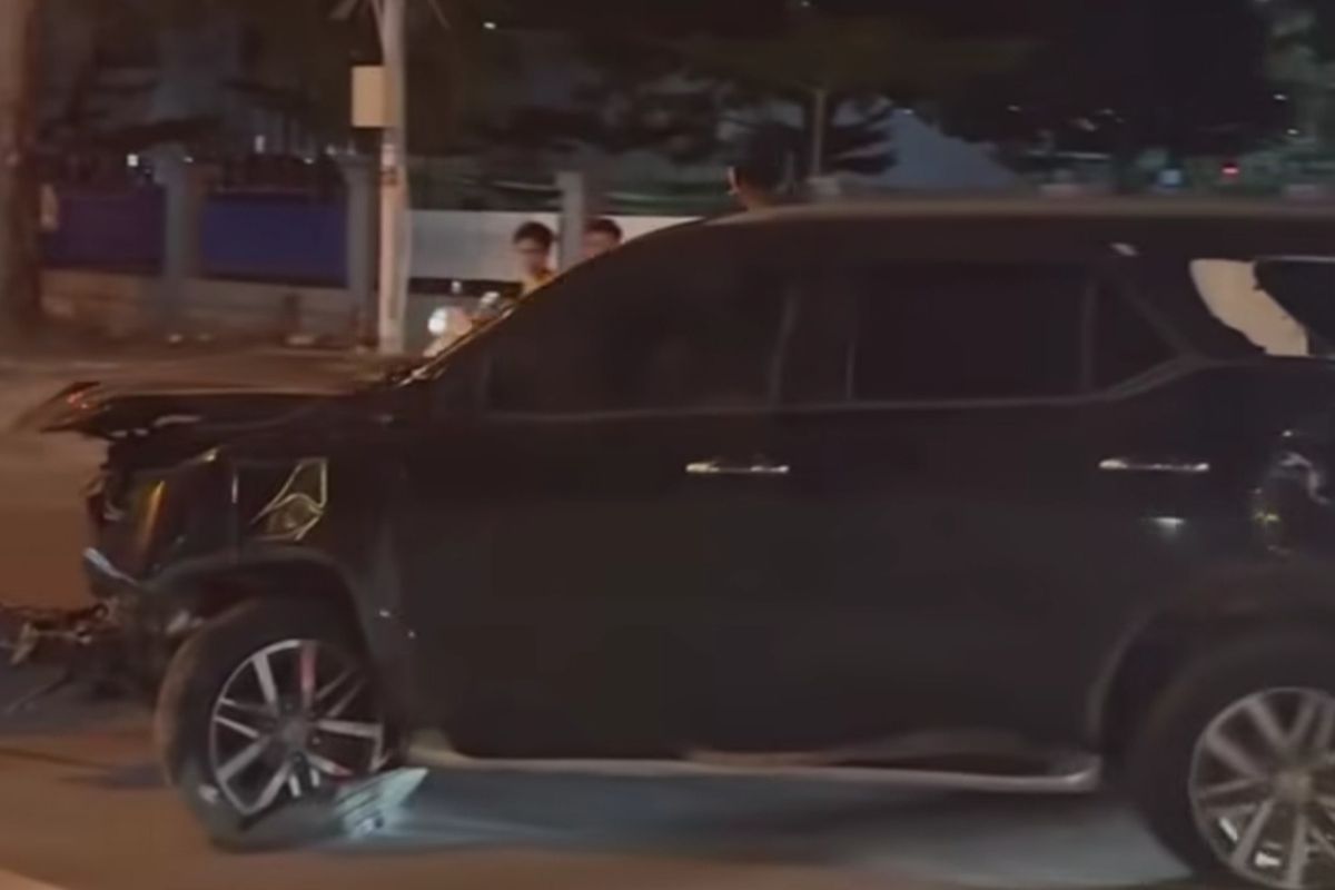 Mobil Toyota Fortuner yang diduga merupakan mobil dinas yang dikemudikan pelajar di Mamuju usai menabrak dua warga di Jalan Yos Sudarso, Kabupaten Mamuju, Sulbar, Jumat (6/2/2026).