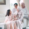 7 Tips Pose Foto Keluarga Besar Pas Lebaran 2023 
